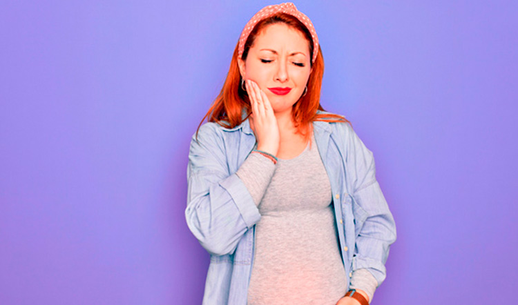 Una dona embarassada sent dolor per l’inflamació de les genives